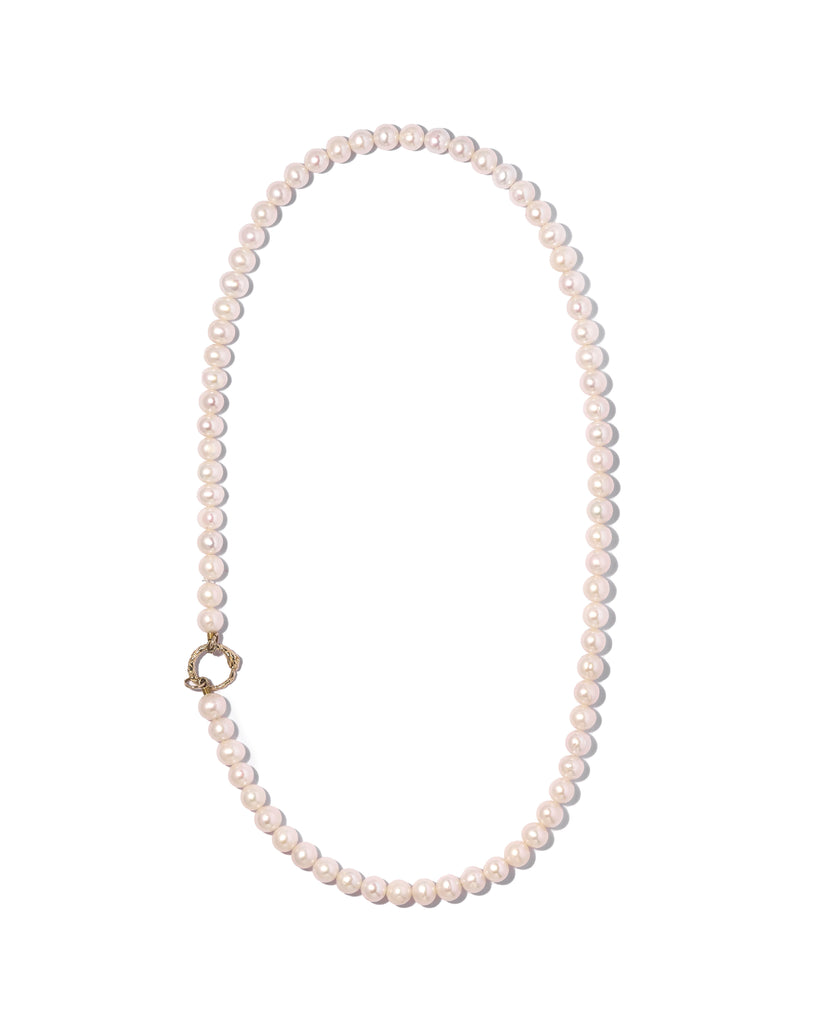 Pearl necklace with serpent lock