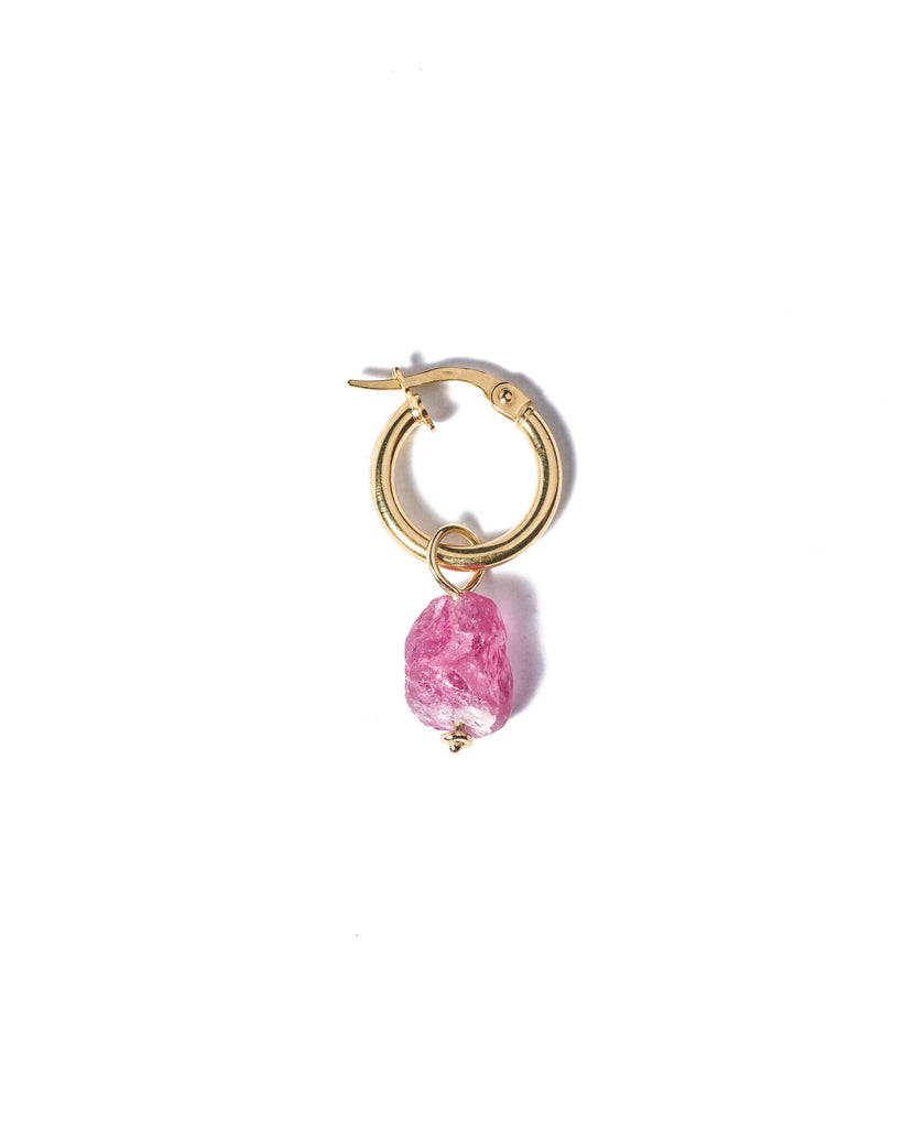 single earring met roze ruwe edelsteen
